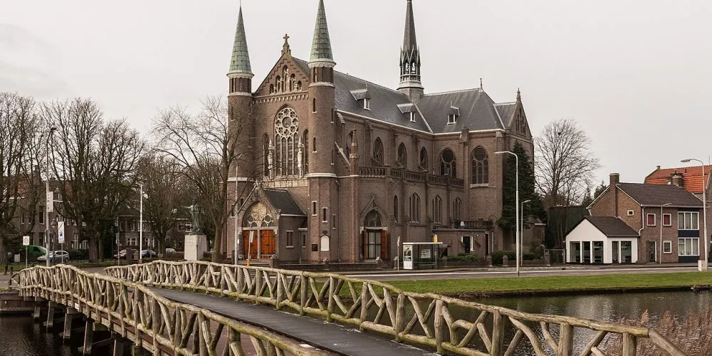 Haartransplantatie Alkmaar - Sint Josephkerk en Nassaubrug